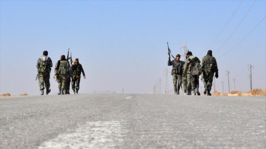 Fuerzas gubernamentales avanzan hacia los campos petroleros estratégicos de Jihar en el este de Homs, 7 de febrero de 2017.