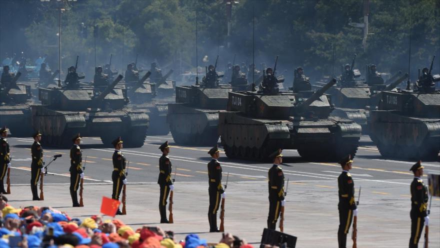 Tanques del Ejército chino durante un desfile militar en Pekín (capital), 3 de septiembre de 2015.