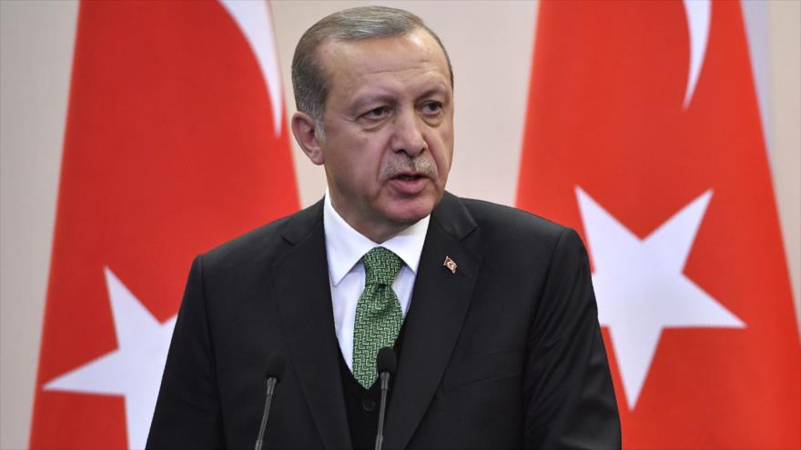 El presidente de Turquía, Recep Tayyip Erdogan, ofrece una rueda de prensa en Sochi (Rusia), 3 de mayo de 2017.