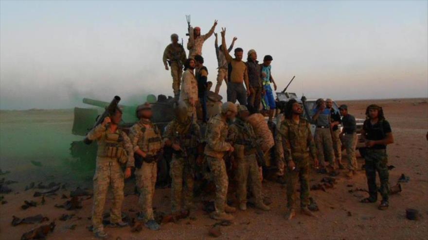 Soldados estadounidenses fotografiados con rebeldes en el sureste de la provincia de Homs, centro de Siria.