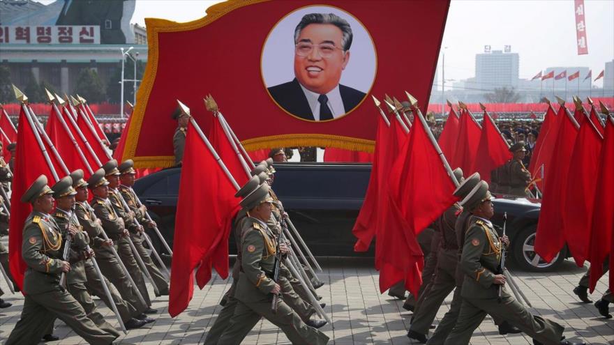 Soldados norcoreanos participan en un desfile militar que conmemora el 105º aniversario del nacimiento del fundador de Corea del Norte en Pyongyang, 15 de abril de 2017.