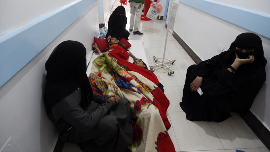 Niños yemeníes afectados por el cólera reciben tratamiento médico en un hospital en Saná (capital), 6 de mayo de 2017.