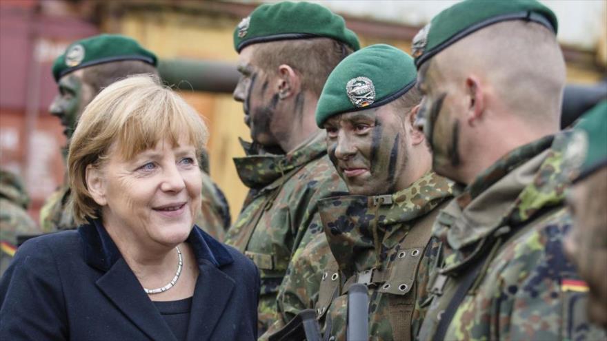 La canciller alemana, Angela Merkel, saluda a los soldados del Ejército de Alemania.