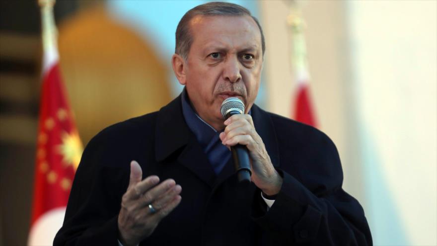 El presidente de Turquía, Recep Tayyip Erdogan, ofrece un discurso ante sus simpatizantes en el Palacio Presidencial, Ankara (capital), 17 de abril de 2017.