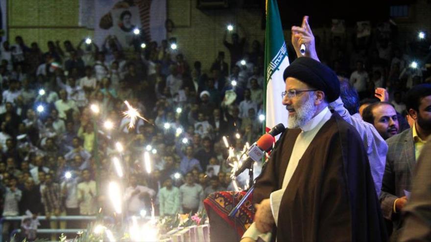 Seyed Ebrahim Raisi, candidato a la Presidencia de Irán, ofrece un discurso ante miles de sus partidarios en la ciudad de Kerman, capital de la provincia homónima en el sureste de Irán, 9 de mayo de 2017.