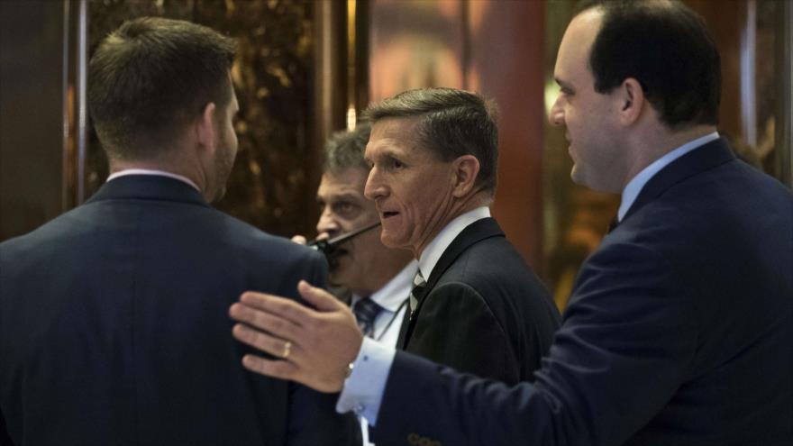 Michael Flynn (centro), exasesor de Seguridad Nacional del presidente Donald Trump.