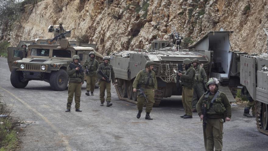 Soldados israelíes realizan una patrulla en la frontera entre El Líbano y los territorios palestinos ocupados, 28 de enero de 2015.