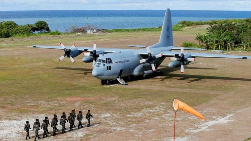 Avión que transportó a una parte de las tropas filipinas a la isla Thitu (Pagasa) en el mar de China Meridional, 21 de abril de 2017.