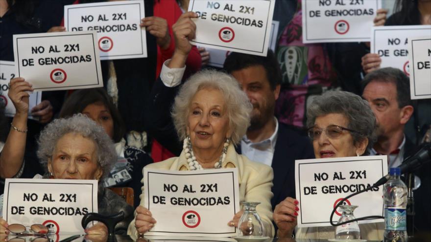 Miembros de la asociación, Abuelas de Plaza de Mayo, sostienen pancartas con las que rechazan la ley 2x1, durante una sesión en el Congreso, 10 de mayo de 2017.