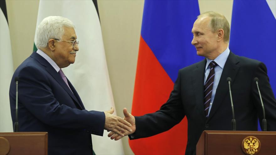 El presidente ruso, Vladimir Putin (dcha.), y el presidente palestino, Mahmud Abás, se dan las manos, en una rueda de prensa tras su reunión, en Suchi, Rusia, 11 de mayo de 2017.