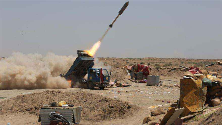 Las fuerzas iraquíes lanzan cohetes contra posiciones de los terroristas de Daesh, en el este de Ramadi, 31 de julio de 2016.