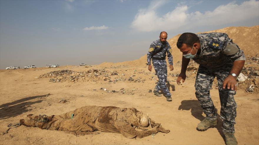Integrantes de las fuerzas de seguridad iraquíes en la zona de Hamam al-Alil, donde se descubrió una fosa, 8 de noviembre de 2016.