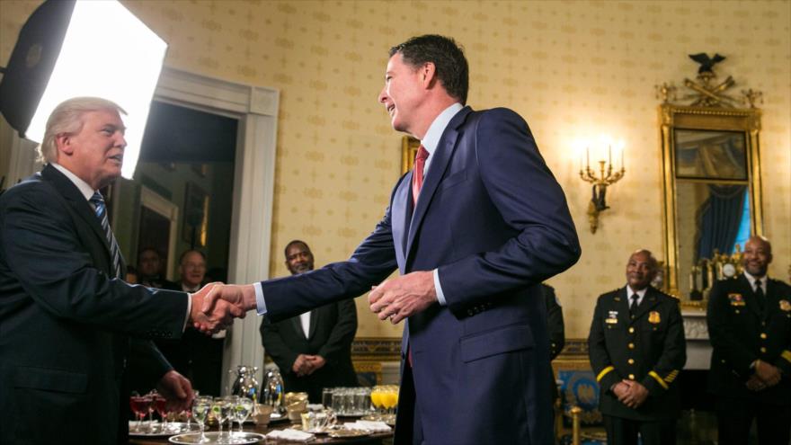 El presidente de EE.UU., Donald Trump, y el exdirector del FBI James Comey se estrechan la mano en la Casa Blanca, enero de 2017.