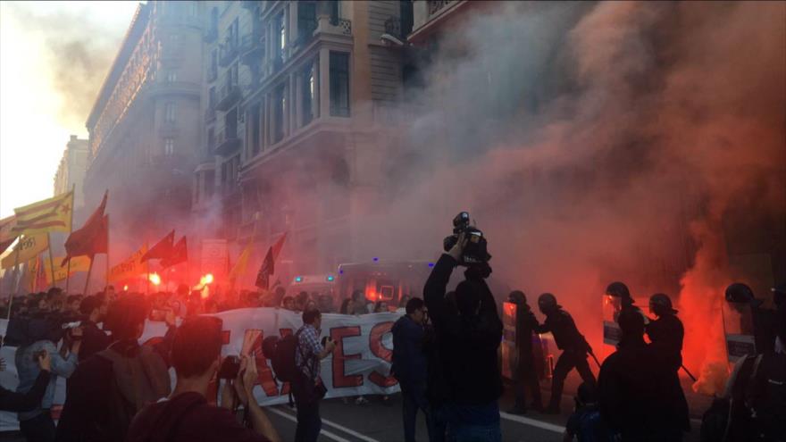 Estudiantes se manifiestan en Barcelona contra tasas universitarias