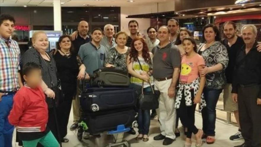 Refugiados sirios se despiden de sus amigos en Argentina para volver a Siria.