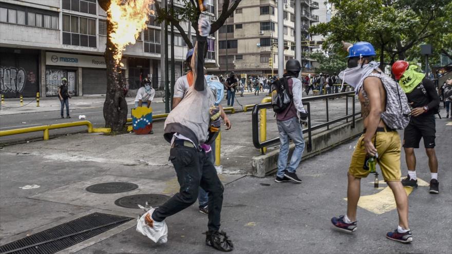 Manifestantes antigubernamentales chocan con la policía antidisturbios de Venezuela en Caracas (capital), 10 de mayo de 2017.