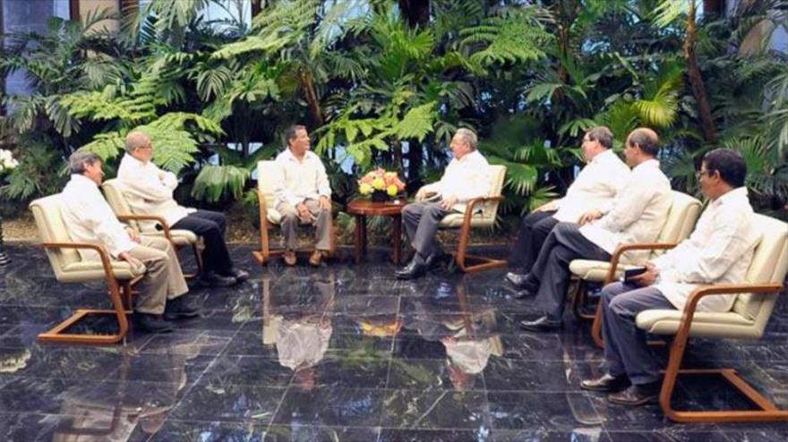 El jefe de Estado cubano, Raúl Castro, se reune con la delegación del ELN en La Habana, capital de Cuba, 11 de mayo de 2017.