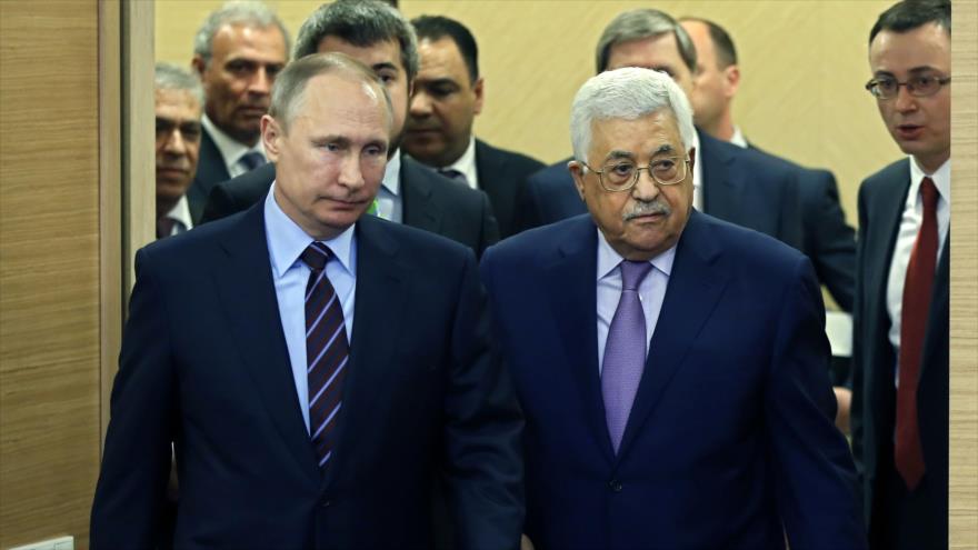 El presidente palestino, Mahmud Abás (dcha.), y su par ruso, Vladimir Putin, en Sochi, 12 de mayo de 2017.