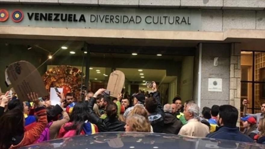 Opositores venezolanos se manifiestan frente al centro Venezuela Diversidad Cultural, en Madrid, capital de España, 11 de mayo de 2017.