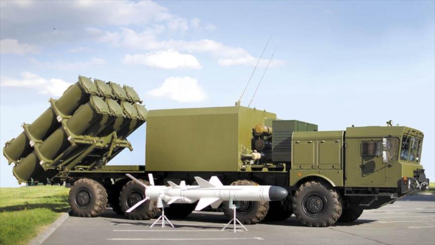 Un misil de crucero ruso Kh35-E, al lado de un vehículo portador de sistema de misiles.