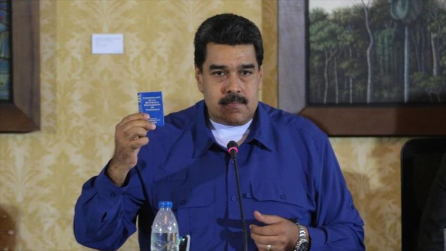El presidente de Venezuela, Nicolás Maduro, habla con la Red de Intelectuales en Defensa de la Humanidad y de la Paz en la Casa Amarilla, en Caracas, 12 de mayo de 2017.