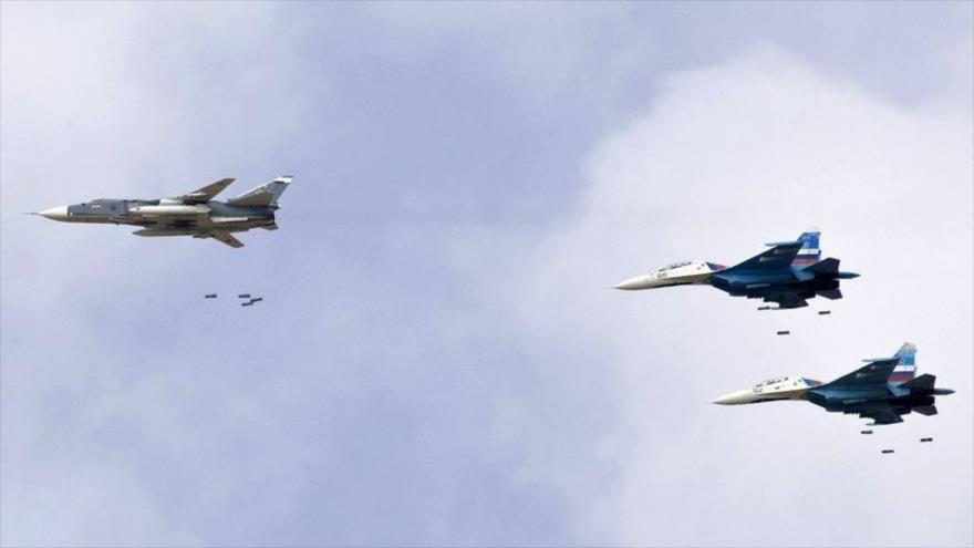 Aviones de guerra rusos efectúan ataques aéreos contra posiciones terroristas en el norte sirio.