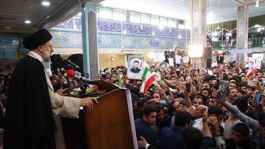 Seyed Ebrahim Raisi, aspirante a la Presidencia iraní, habla en Shahrekord (suroeste) en el marco de su campaña electoral, 13 de mayo de 2017.