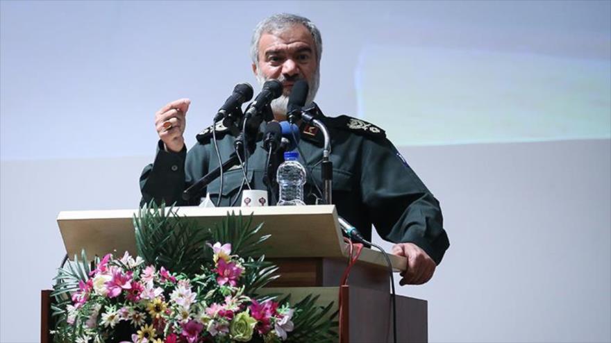 El contralmirante Ali Fadavi, comandante de la Fuerza Naval del CGRI, habla en la IVª Conferencia Nacional de Lanchas Rápidas de Irán, 2015.