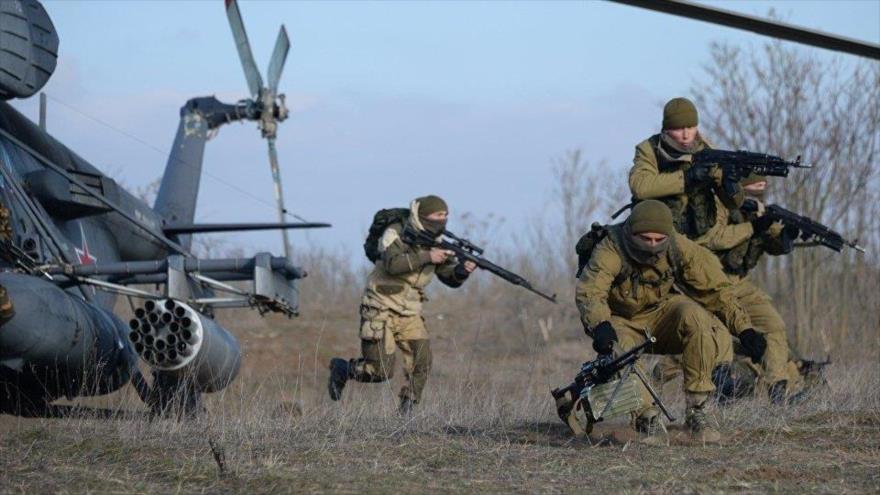 Las tropas rusas realizan unos ejercicios militares.