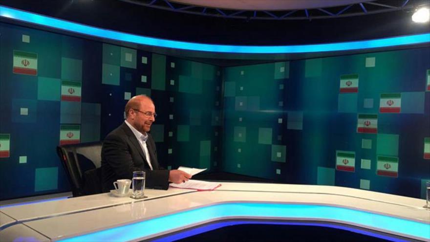 El candidato a la Presidencia de Irán Mohamad Baqer Qalibaf en una entrevista televisiva, Teherán, 13 de mayo de 2017.