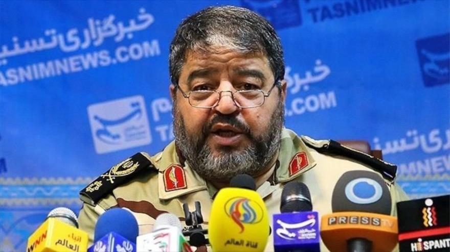 El jefe de la Organización de la Defensa Pasiva de Irán, el general de brigada Qolamreza Yalali, habla con los medios de comunicación.