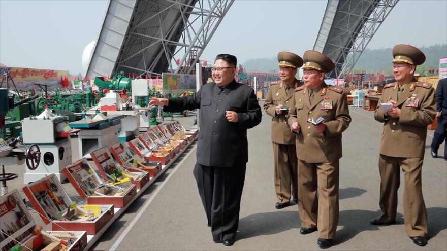 Foto publicada el 13 de mayo de 2017 por la agencia norcoreana KCNA muestra al líder del país asiático, Kim Jong-Un (izda.), en una exposición.