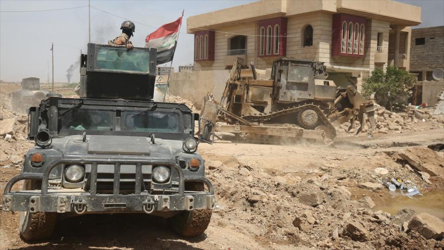 Los miembros de las Fuerzas Antiterroristas iraquíes avanzan hacia el distrito occidental de Al-Oraibi en Mosul, 14 de mayo 2017.