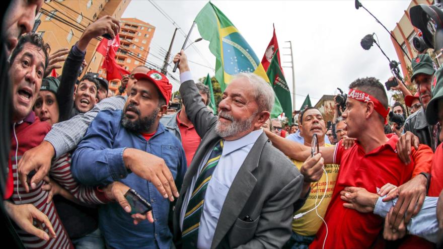 El expresidente de Brasil Luiz Inácio Lula da Silva en medio de sus partidarios mientras llega al Tribunal Federal de Justicia en Curitiba, Brasil, 10 de mayo de 2017.