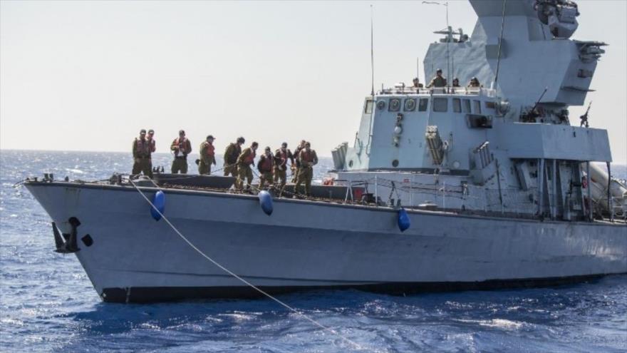 Soldados israelíes a bordo de un buque de guerra patrullan las costas palestinas.