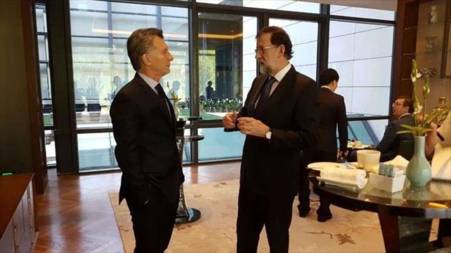 Mauricio Macri (izda.), presidente argentino, habla con su par español Mariano Rajoy en el marco del Foro Internacional sobre las Nuevas Rutas de la Seda en China, 14 de mayo de 2017.