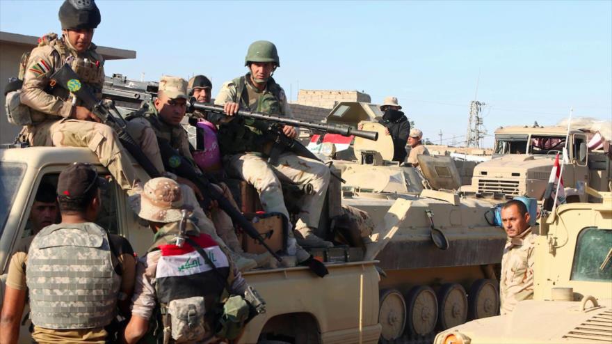 Las fuerzas del Ejército de Irak en un momento de descanso en la ciudad norteña de Mosul.