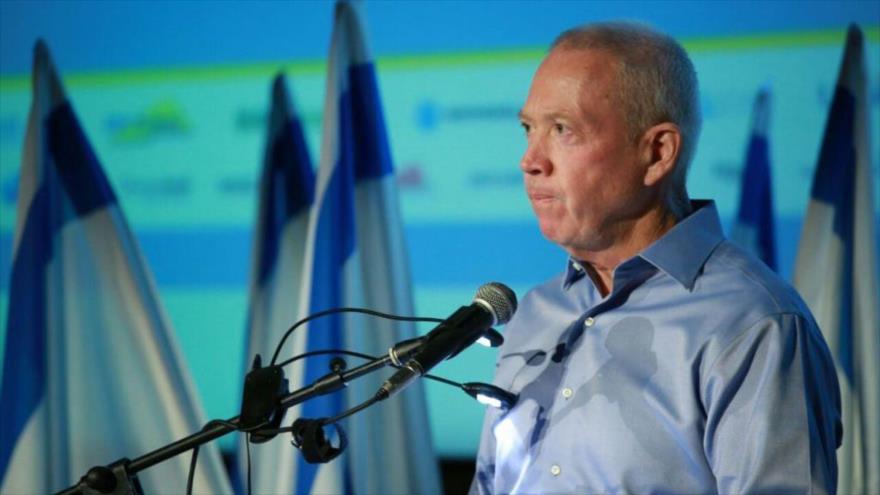El ministro israelí de vivienda, Yoav Galant, ofrece un discurso durante una conferencia sobre material militar, 16 de mayo de 2017.