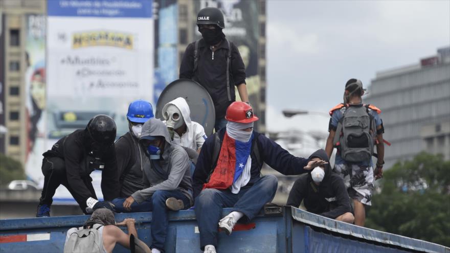 Opositores venezolanos durante una protesta antigubernamental en Caracas, capital venezolana, 15 de mayo de 2017.