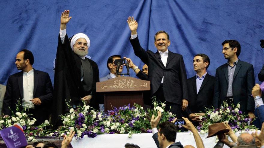 El presidente iraní, Hasan Rohani, y su vicepresidente primero, Eshaq Yahanguiri (dcha.), en un acto electoral, 13 de mayo de 2017.