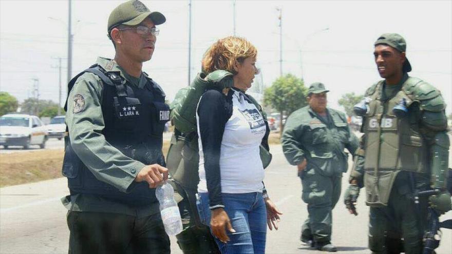 Diputada venezolana Yanet Fermín, de Voluntad Popular, es detenida en el estado de Nueva Esparta durante una manifestación antigubernamental en Caracas (capital), 15 de mayo de 2017.