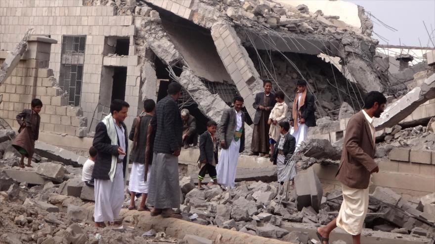 Yemeníes inspeccionan las ruinas provocadas por un bombardeo saudí en Saada, 14 de septiembre de 2016.