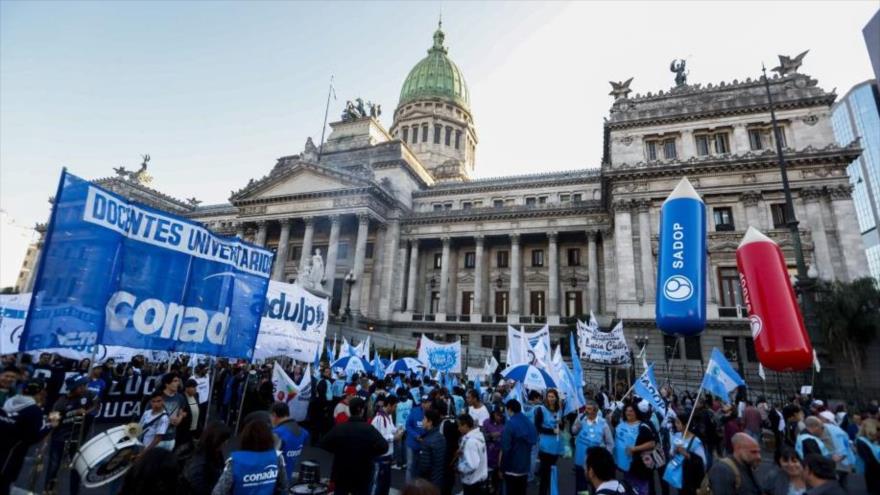 Docentes argentinos marchan en defensa de la universidad pública 