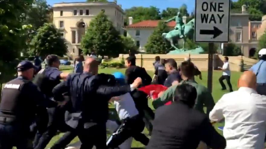 Vídeo: Guardaespaldas de Erdogan golpean a manifestantes en EEUU