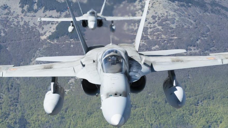 Dos cazas F-18 españoles vuelan en el cielo de Estonia.