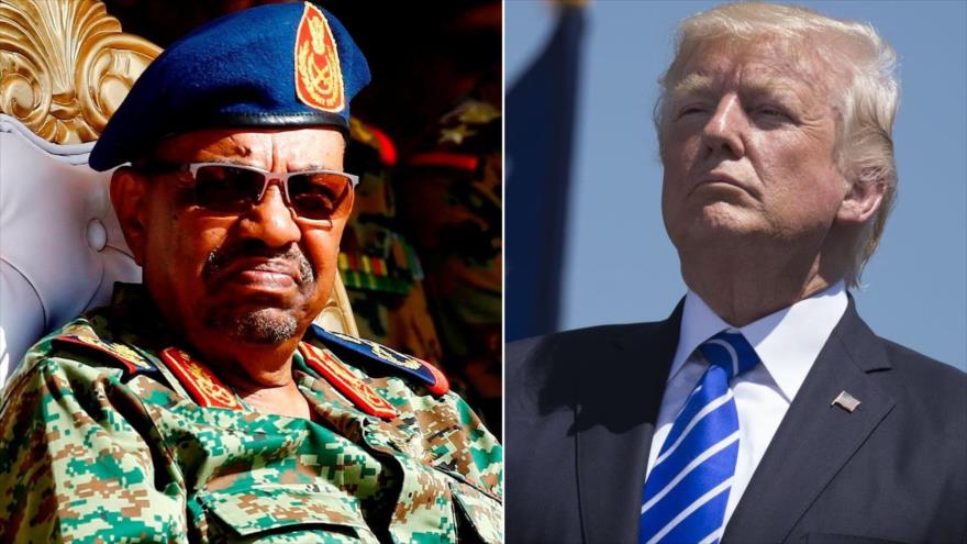 El presidente sudanés, Omar al-Bashir (izqda.) y su par estadounidense, Donald Trump.