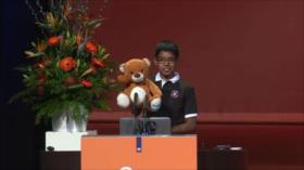 ¡Niño muestra cómo juguetes pueden convertirse en 