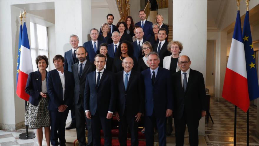 El presidente de Francia, Emmanuel Macron (4 ª L) y el primer ministro Édouard Philippe (3 ª L) después del primer encuentro de gabinete en París, Francia, 18 de mayo de 2017.