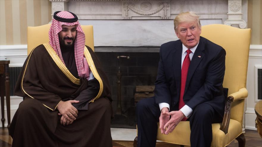 El presidente de EE.UU., Donald Trump (dcha.), se reúne con el ministro de Defensa saudí, Mohamad bin Salman, en la Casa Blanca.
