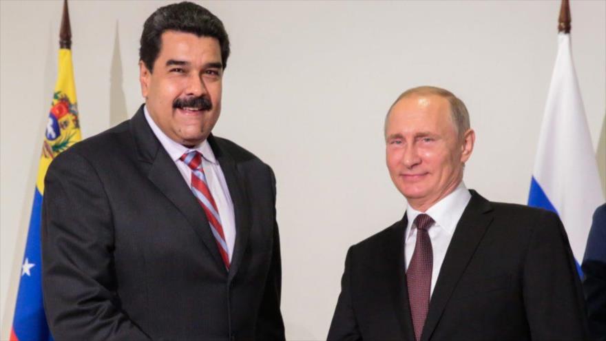 El presidente de Venezuela, Nicolás Maduro (izda.) y su par ruso, Vladimir Putin, en una reunión en la ciudad turca de Estambul, 10 de octubre de 2016.